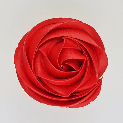 green buttercream rose piped on to a muffin using the gobake Christmas red gel colour