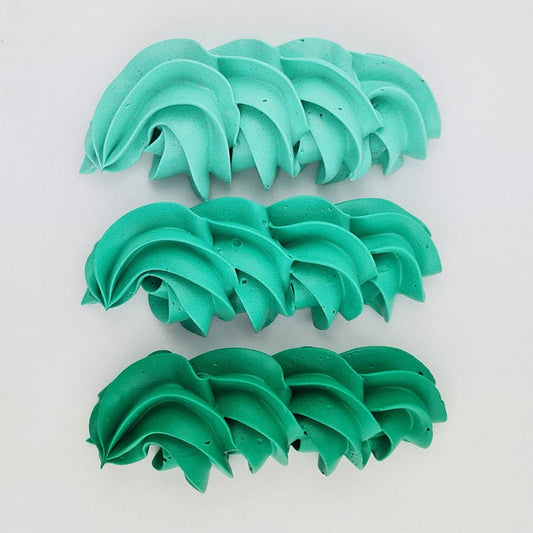 buttercream colour examples of the green quartz gel colour on a white background