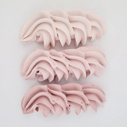 buttercream colour examples of the rose quartz gel colour on a white background